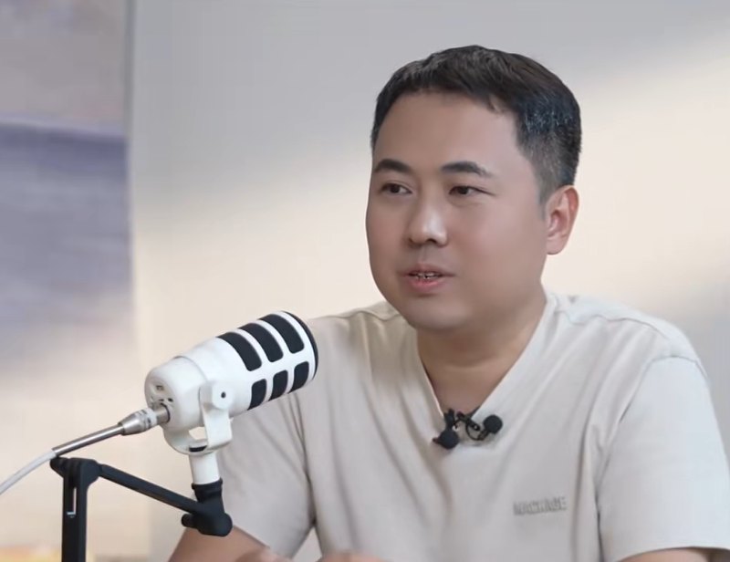 “充电宝一哥”港股上市首日一度跌超9%，CEO此前称：充电宝大概率过几年就“死”了